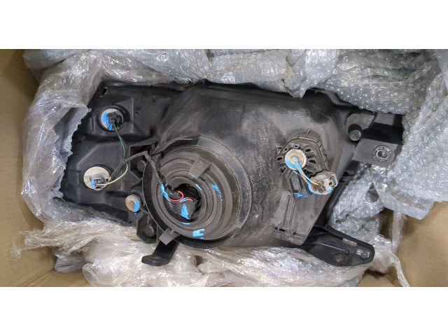 Фара передняя Mitsubishi Pajero / Montero 2000-2006 правая