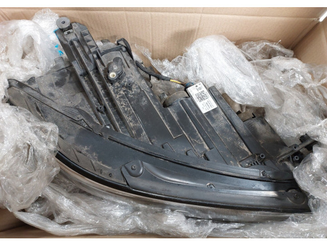 Фара передняя  Volkswagen Passat 8 2015- правая 