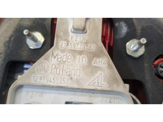 Задний фонарь 1Z9945111B