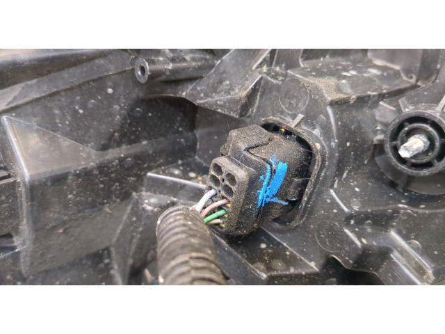 Фара передняя  Renault Trafic 2014-2021 правая 