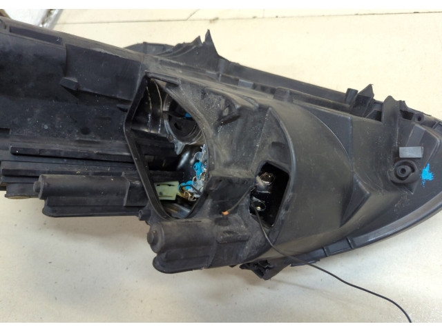 Фара передняя  Volkswagen Caddy 2004-2010 правая 