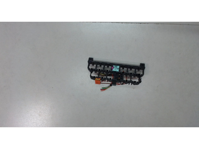 Блок реле  Volkswagen Passat 5 2000-2005           1.9