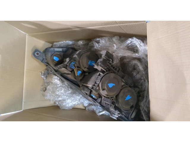 Фара передняя Volkswagen Passat 8 2015- левая