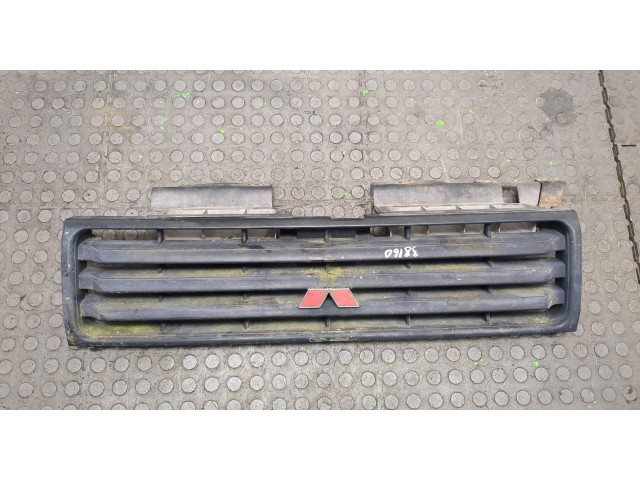 Решетка радиатора  Mitsubishi Pajero 1990-2000          2.5 