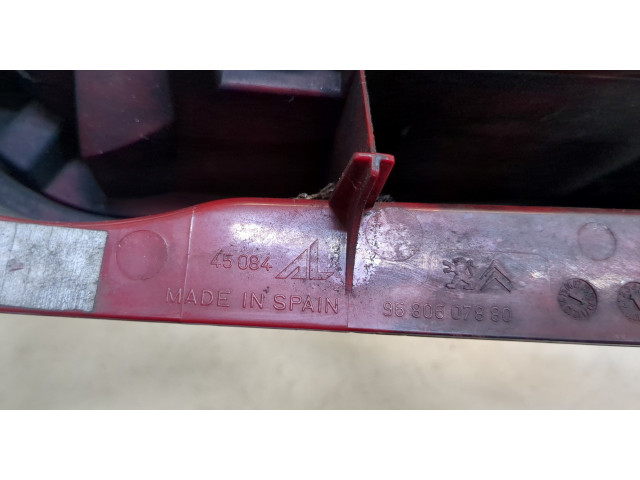 Задний фонарь          