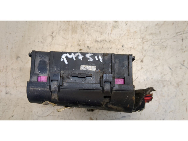 Блок предохранителей  Volkswagen Transporter 5 2003-2009         