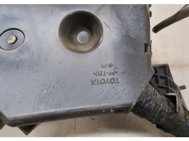 Блок предохранителей  Toyota Highlander 2 2007-2013      8272048120   