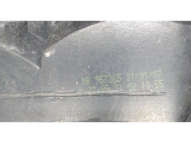 Задний фонарь 8331A027, MR957365 Mitsubishi Colt 2004-2008