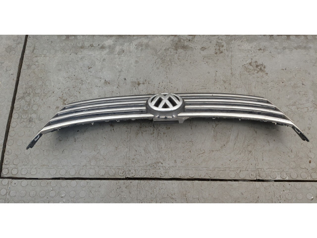 Решетка радиатора Volkswagen Passat 8 2015-