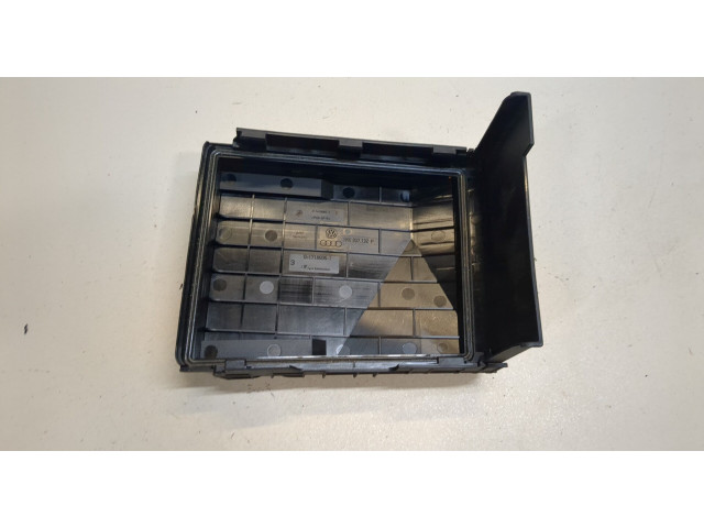 Крышка блока предохранителей  Audi Q3 2014-2018         