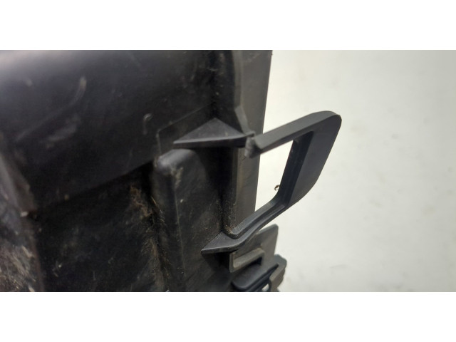 Блок предохранителей  Dacia Sandero 2013-2020      243809584R   