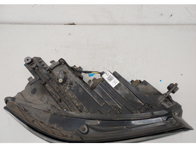 Фара передняя  Volkswagen Passat 8 2015- правая 