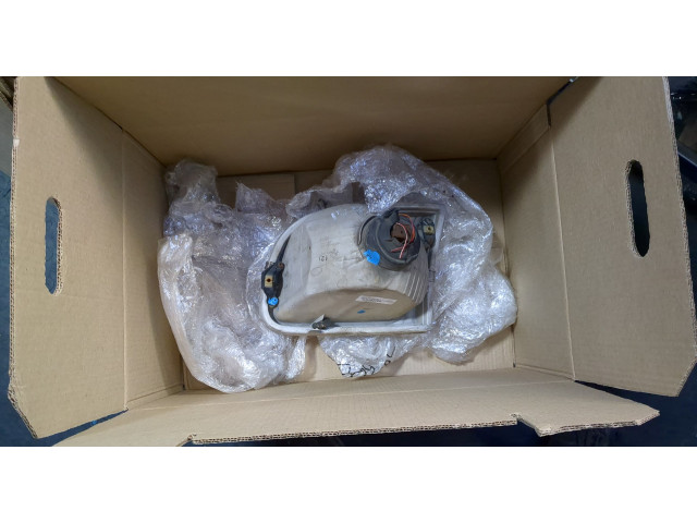 Фара передняя  Toyota Tundra 2000-2006 правая 