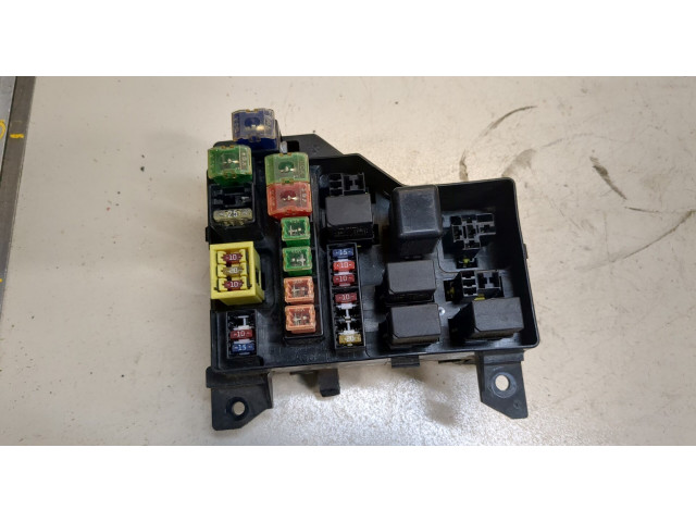 Блок предохранителей Mitsubishi Carisma 1.8