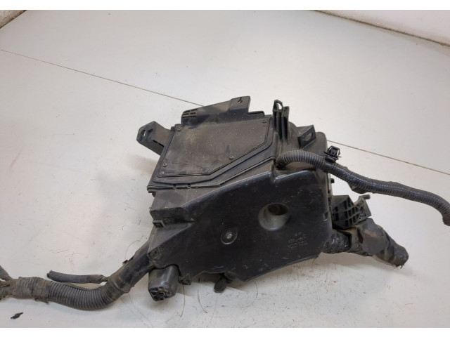 Блок предохранителей  Toyota Highlander 2 2007-2013      8272048120   