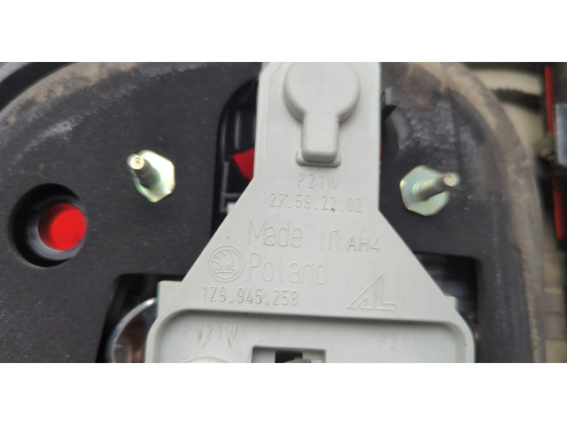 Задний фонарь 1Z9945112A