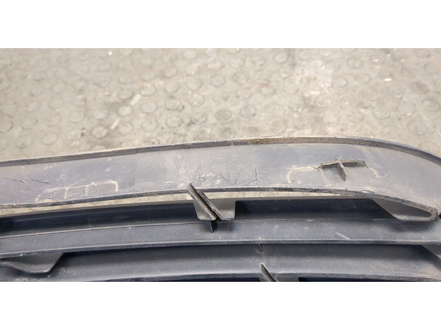 Решетка радиатора  Renault Trafic 2014-2021          1.6 