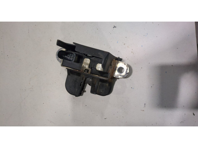 Замок багажника  Volkswagen Golf 5 2003-2009       