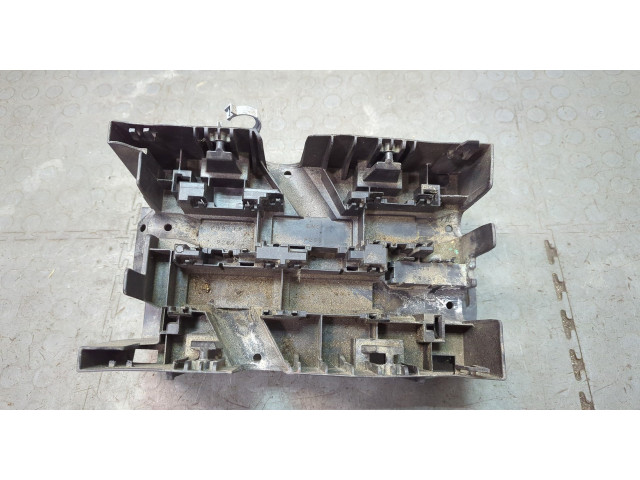 Корпус блока предохранителей  Chevrolet Tahoe 2006-2014         