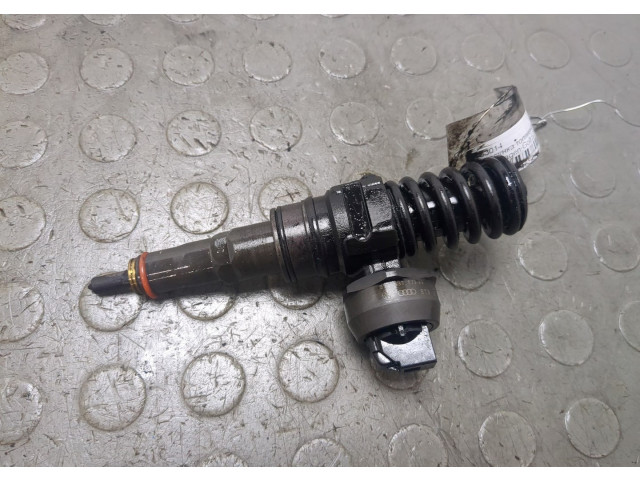 Форсунка топливная Volkswagen Golf 5 2003-2009 038130073BR