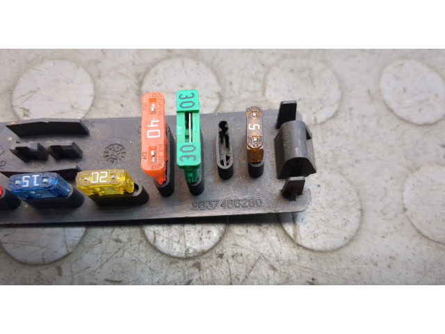 Крышка блока предохранителей Citroen Berlingo 2008-2012