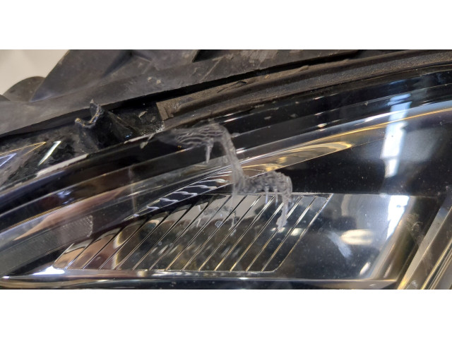 Фара передняя  Volkswagen Passat 8 2015- правая 