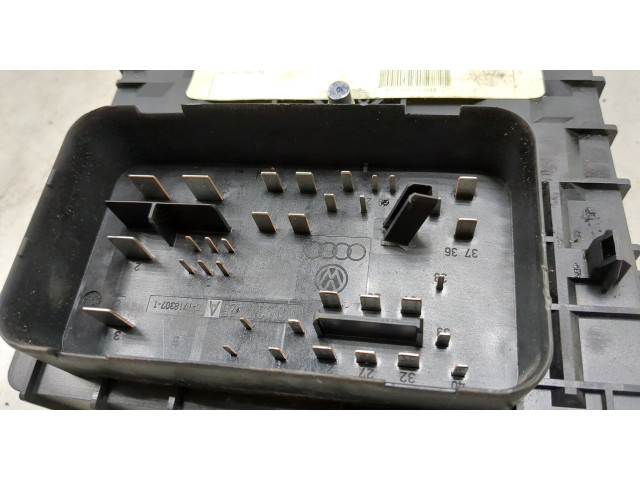 Блок предохранителей Volkswagen Caddy 2004-2015