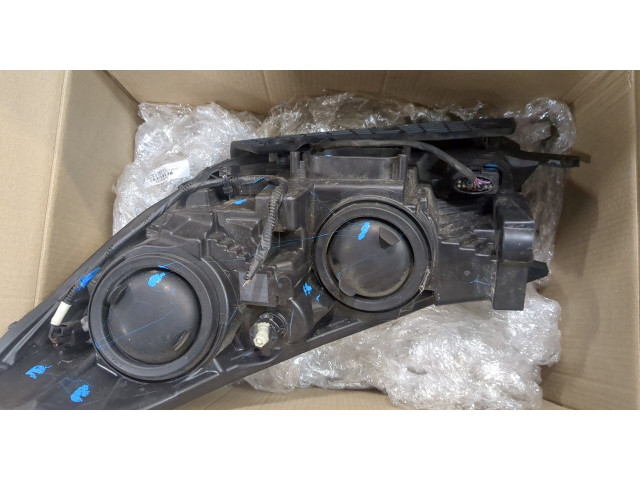 Фара передняя  Ford Escape 2015- правая 