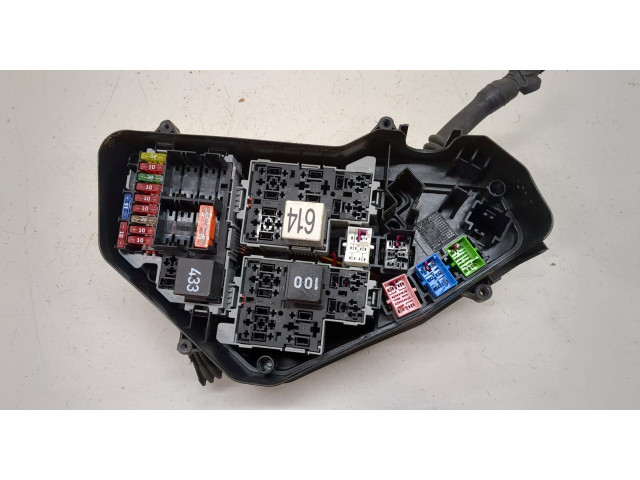 Блок предохранителей  Volkswagen Touareg 2010-2014         