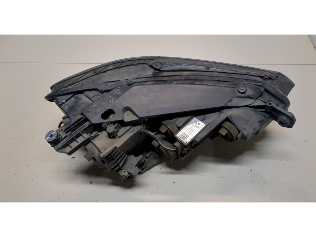 Фара передняя Volkswagen Passat 8 2015- левая