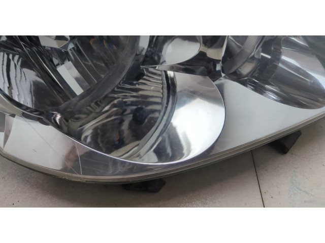 Фара передняя  Toyota Corolla Verso 2004-2009 правая 