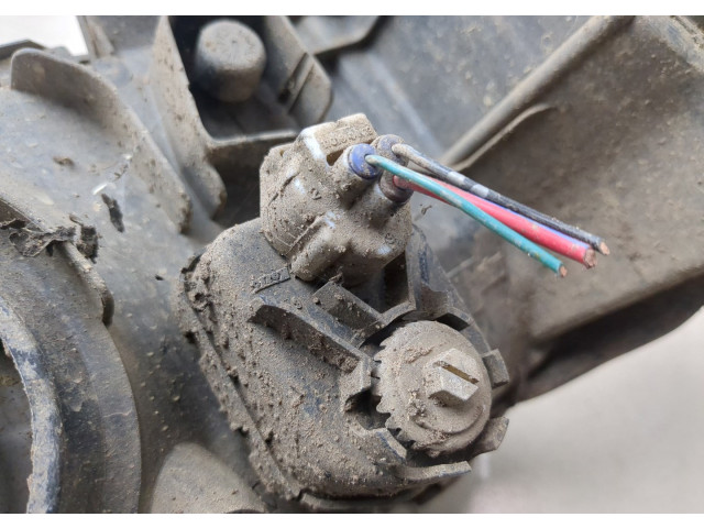 Фара передняя Mitsubishi Montero Sport / Pajero Sport 1996-2008 правая