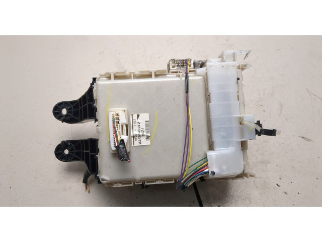 Блок предохранителей  Toyota Corolla E15 2006-2013      8273002210   
