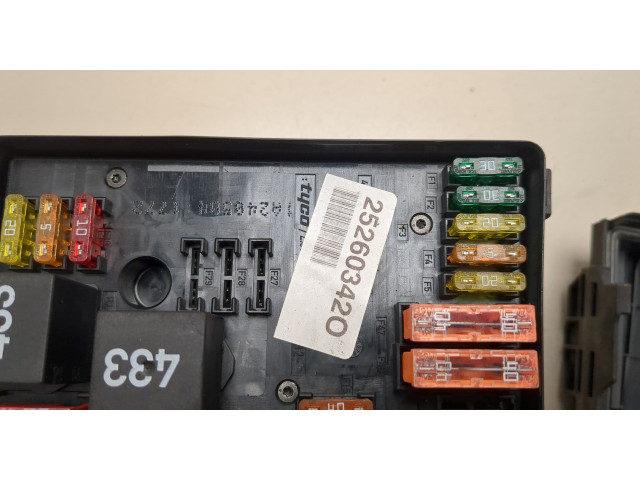 Блок предохранителей Volkswagen Golf 5 2003-2009 1K0937124K