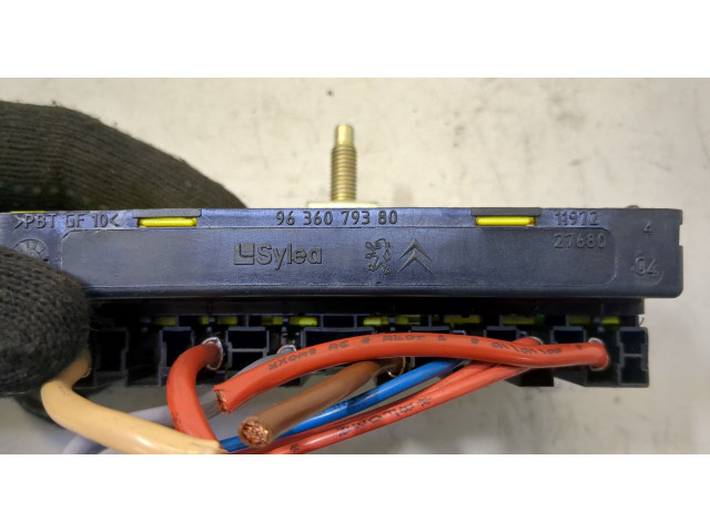 Блок предохранителей Citroen C4 2004-2010 9636079380