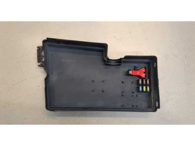 Крышка блока предохранителей  Volvo C30 2006-2010      30728348   