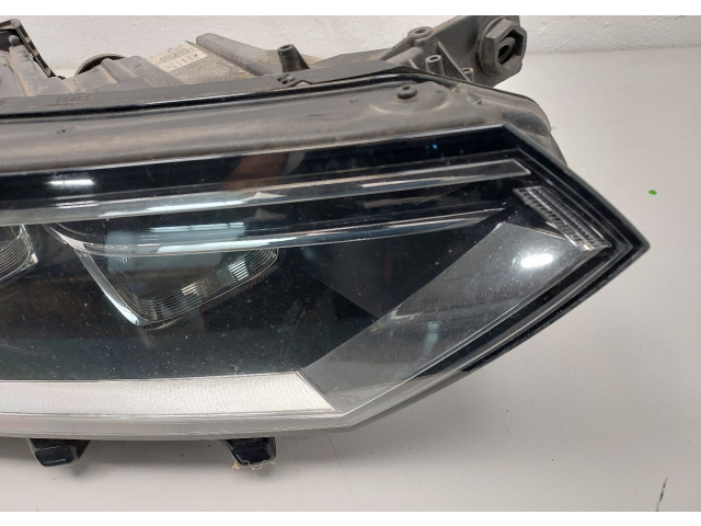 Фара передняя  Volkswagen Passat 8 2015- правая 