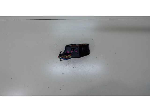 Блок предохранителей  Audi A3 (8L1) 1996-2003      4425334     1.6