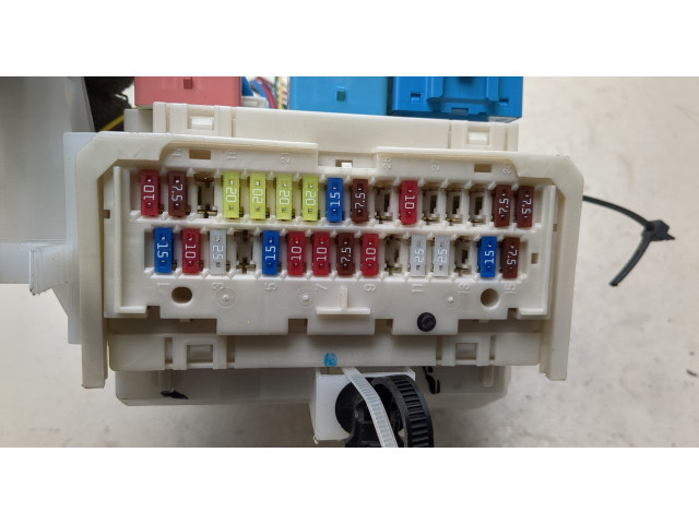 Блок предохранителей  Toyota Corolla E15 2006-2013      8273002210   