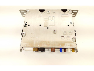 Радио/ проигрыватель CD/DVD / навигация