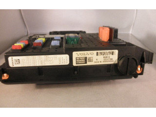 Блок предохранителей 8676391, 8676391 Volvo V70
