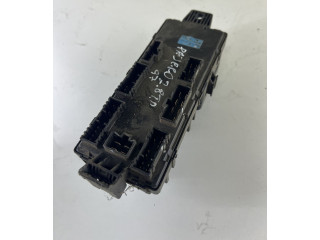   Pojistková skříňka MR142343   Mitsubishi Pajero 1997