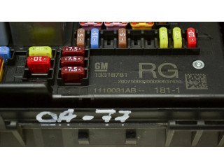 Блок предохранителей 13318781, 1110031AB Vauxhall Astra J