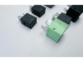   Pojistková skříňka 0281003032, 20141205   Volkswagen Tiguan 2008