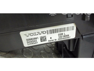 Блок предохранителей 30682981 Volvo S60