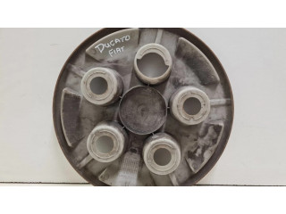 Заводская крышка (крышки) от центрального отверстия колеса