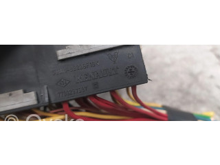 Блок предохранителей 7703297597C Dacia Sandero