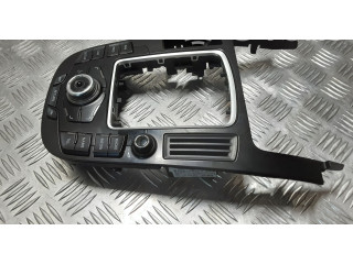 Радио/ проигрыватель CD/DVD / навигация