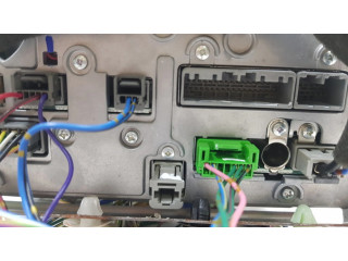 Радио/ проигрыватель CD/DVD / навигация