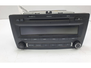 Радио/ проигрыватель CD/DVD / навигация